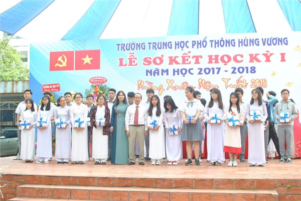 Phát thưởng HSG Khối 10.jpg
